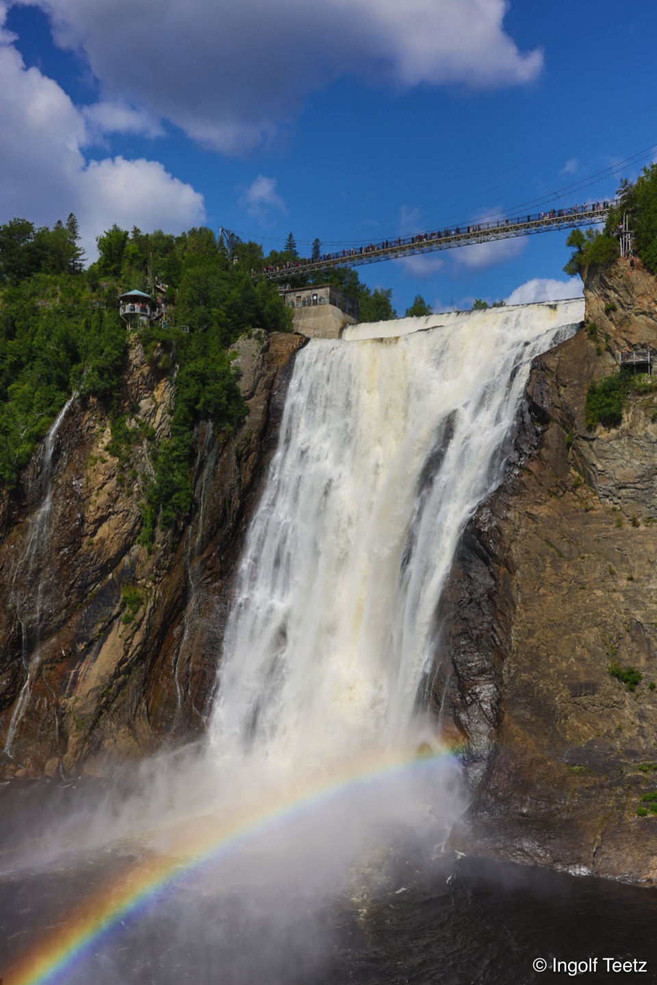 Montmorency-Wasserfall mit Hängebrücke und Regenbogen in der Gischt