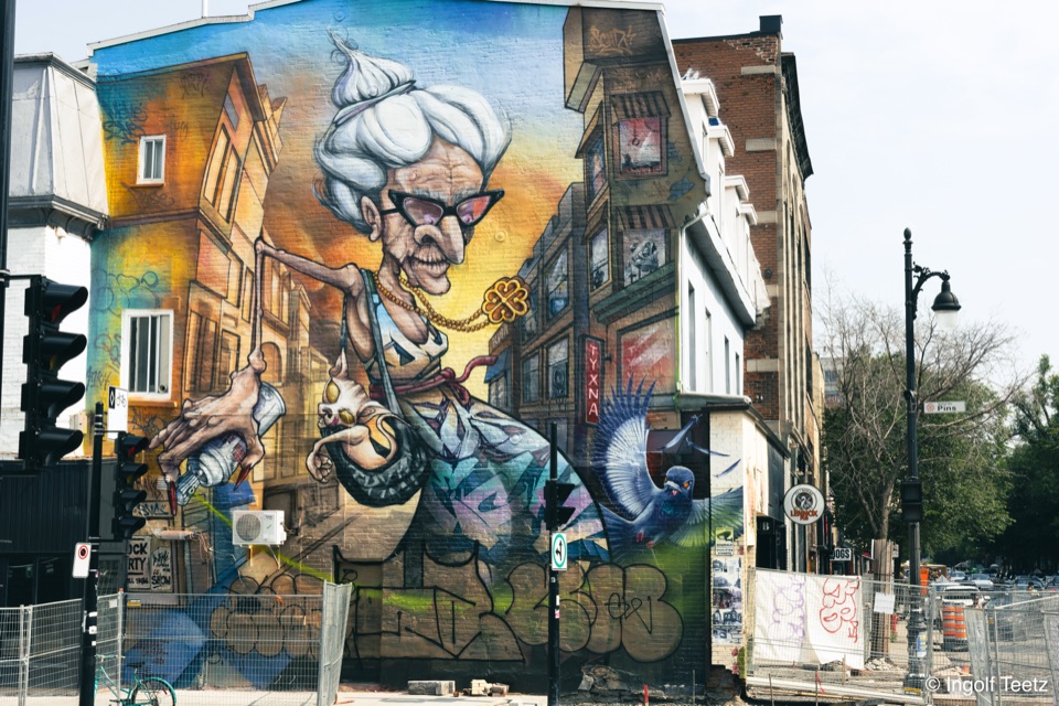 Hausgroßes Street-Art-Mural an einer Straßenecke im Plateau Mont-Royal, Montreal