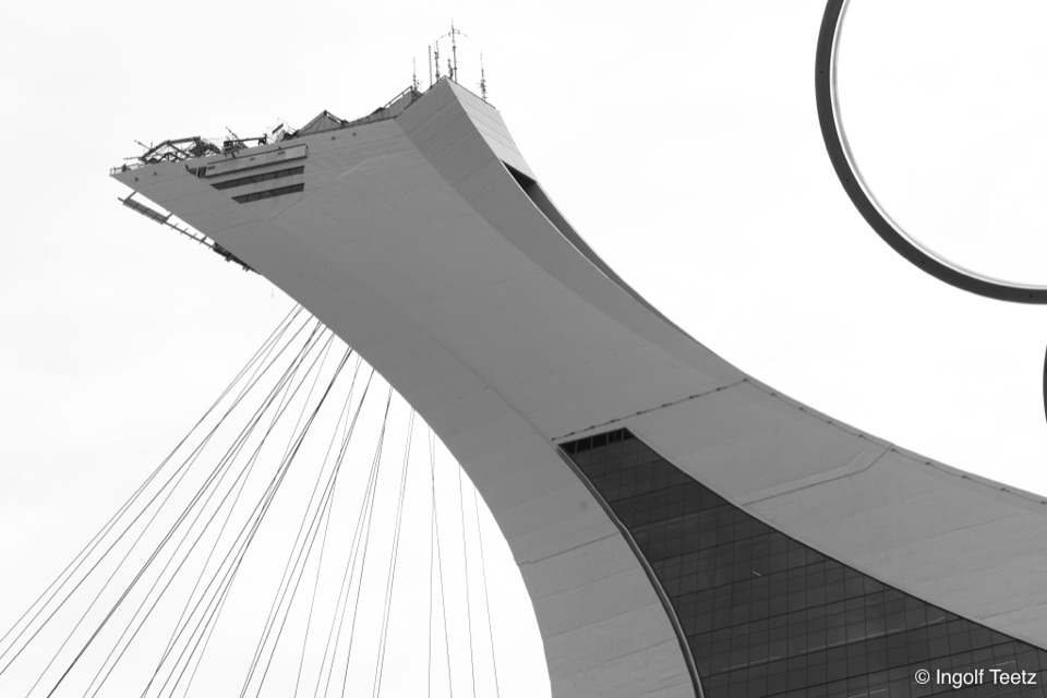 Der geneigte Turm des Olympiastadions Montreal in Schwarzweiß von unten