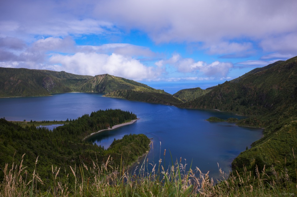 Kratersee Lagoa do Fogo mit grünen Hängen und Sandbucht, São Miguel