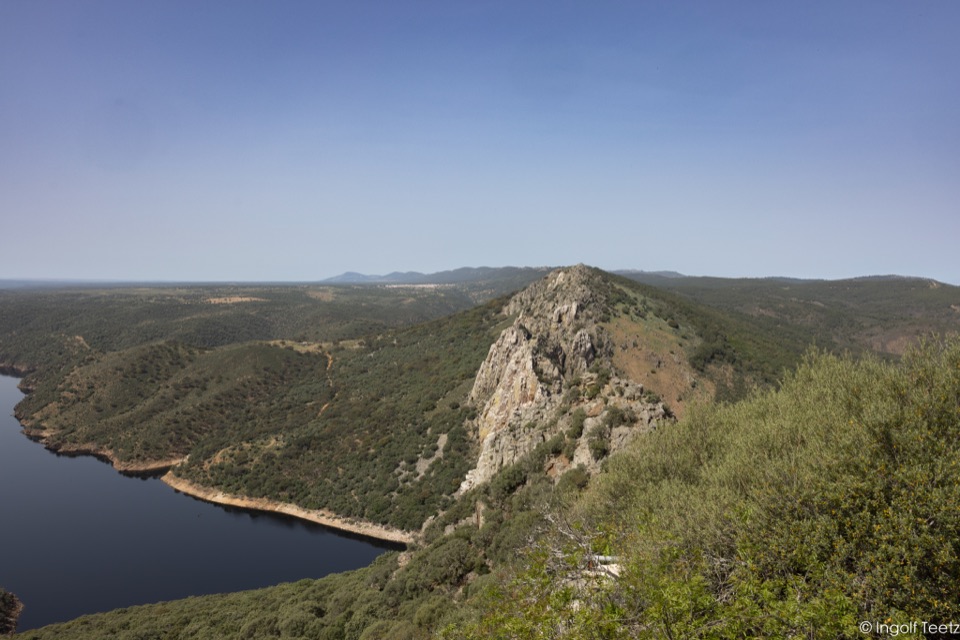 Blick über den Tajo auf die Felswand des Salto del Gitano, Monfragüe